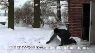 Nebelwarner baut einen Schneemann