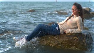 Wetlook - Giada at the sea at sunset