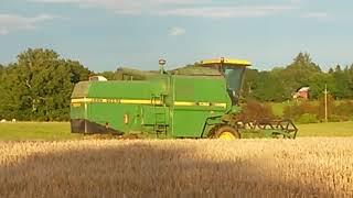 John Deere 1052 Combine