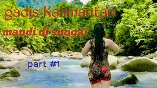 gadis Kalimantan mandi di sungai