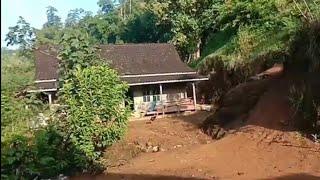 3 rumah suku Jawa di lereng bukit jauh dari tetanggahidup di desa