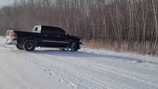 La trocona probándose en la pista de hielo sin 4×4 2013 RAM 1500