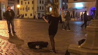 Zdolna skrzypaczka na wrocławskim rynku -Talented violinist woman