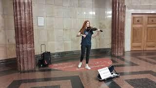 Queen - We Are The Champions - Фредди Меркьюри - скрипачка сыграла мелодию из песни в #metro Москвы