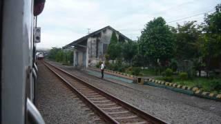 KA Kahuripan silang KA Sancaka di stasiun Palur