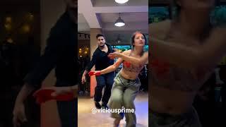 Duos sensual belly dance on Ang Laga De from Ram Leela makes crowd go crazy. Watch#viralvideo