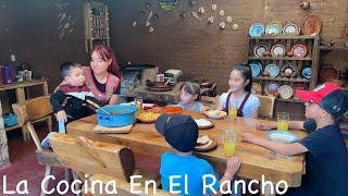 Comimos Con Mis Hijos y Mis Sobrinos La Cocina En El Rancho