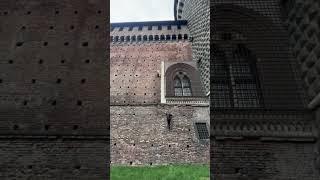 Jared Leto si arrampica sulle mura del Castello Sforzesco di Milano #Shorts