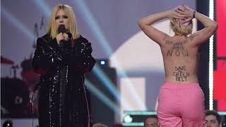 WATCH Avril Lavigne swears at protester who jumps onstage at JUNO Awards