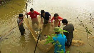 Village women - Mai and her brothers catch fish in the pond to celebrate Tet