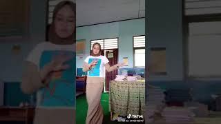 Tik Tok Ibu Guru Goyang Di Kelas