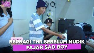 SEBELUM PULANG MUDIK Fajar Sad Boy Tidak Lupa Untuk Bagi-Bagi THR - SELEB ON NEWS