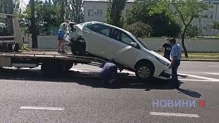 В Николаеве столкнулись Opel и Toyota при погрузке эвакуаторщик «уронил» одну из машин