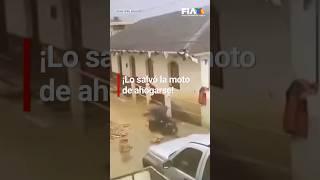 ¡Lo salvó la moto  Se salva de morir ahogado en una alcantarilla en Hidalgo.