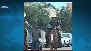 Au Texas deux policiers blancs à cheval escortent un prisonnier noir au bout dune corde