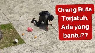 Orang Buta Terjatuh Depan Umum. Ini Reaksi Orang Ramai Eng Sub  Social Experiment