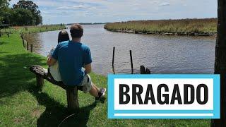 Un pueblo con una hermosa laguna  BRAGADO