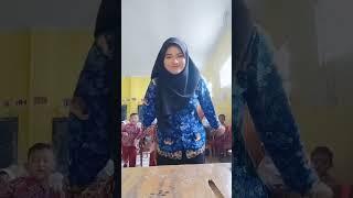 ibu guru cantik dan muda main tiktok bersama muridnya