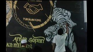 Merubah tembok menjadi 2 harimau..