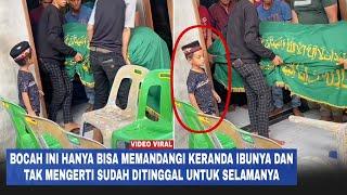 Masih Terlalu Kecil Bocah Ini Hanya Bisa Memandangi Keranda Ibunya