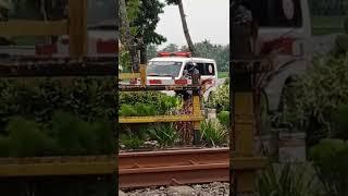 Ambulance Menunggu Kereta Api 
