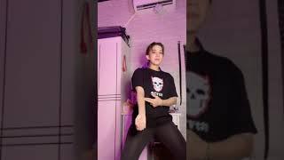 Viral tik tok  Cewe goyang hot bangettt #shorts