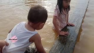 Mandi Berenang di Sungai Batanghari