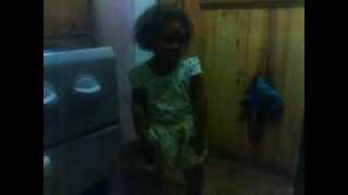 Menina de 3 anos dançando Funk