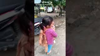 Kasian ank kcil gendong adek mnsih kcil