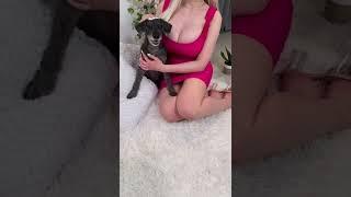 Cewek Sexy dengan Anjing