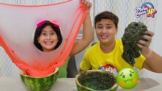 Maria Clara e JP fazem o desafio da Slime na melancia