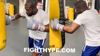 FLOYD MAYWEATHER GOING HARD ON THE HEAVY BAG AT AGE 46 TEACHES PROPER “LIGHT WORK” TECHNIQUE