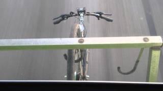 Fahrrad hängt an Flixbus auf Autobahn