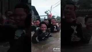 Meskipun Banjir Tetap hepy