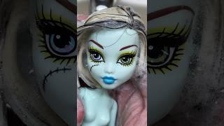 Fixing up Skull Shores Frankie Stein #monsterhigh #hairtutorial #dolls