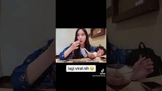 Jiah Youtuber Asal Korea Sedang Berada Di Indonesia Mau Makan Malah Di Samperin 2 Pria Asal Indo
