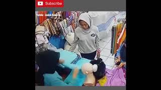 TERTANGKAP CCTV IBU INI DENGAN MAHIR MELAKUKAN AKSI NYA..