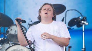 ‘Extraordinarily moving’ Crowd helps Lewis Capaldi sing during Tourette’s attack