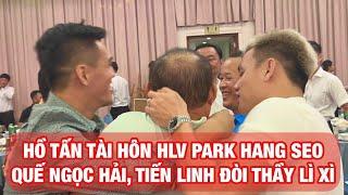 HỒ TẤN TÀI HÔN HLV PARK HANG SEO VĂN TOÀN ÔM THẦY QUẾ NGỌC HẢI TIẾN LINH VĂN THANH ĐÒI LÌ XÌ