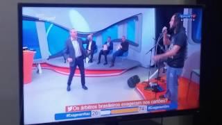 Luis Roberto se empolga com cachimbo da paz e quase mata Gabriel Pensador ao vivo