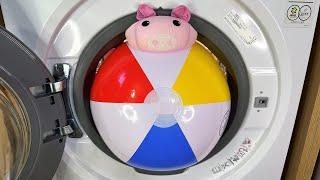 Experiment - Beach Ball with Piggy - in a Washing Machine