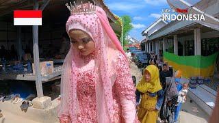 muslim wedding video in indonesia This bride is still very young  in Indonesia village