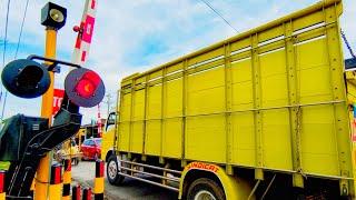 Railroad Crossing in Indonesia  Palang Kereta Api Perlintasan DISHUB Terunik