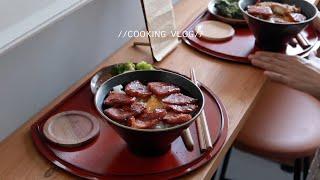 一口塞不下的三層肉漢堡 Foodvlog ep52。製作美式漢堡喝不膩的果汁特調手做地毯體驗北海道豬肉丼佩佩指定的咖哩飯氣炸雞翅