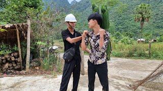 The boy picked leaves to wrap banh chung to sell to traders - Ly Dinh Quang