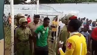 Hivi ndivyo Juma Nyosso alivyompiga shabiki hadi kuzimia katika mechi ya Kagera sugar vs Simba fc