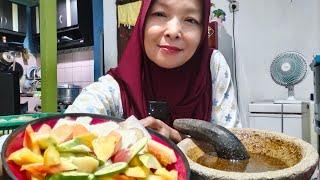 Cuaca panas banget makan rujak buah aja BESTie