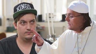 YouTube Kacke LeFloid beim Papst feat. Die Wiesel Show