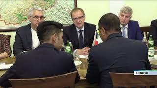 Губернатор Алтайского края Виктор Томенко провел встречу с послом Мьянмы