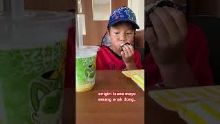 makan family chicken dan onigiri family mart. minumnya furape maskato.. #shortsyoutube #familymart